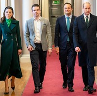 Busana serba hijau dipadukan dengan clutch yang juga berpalet sama dari Bennett. Sementara sepatu yang dikenakannya keluaran Emmy London. Foto: Phil Noble/Getty Images