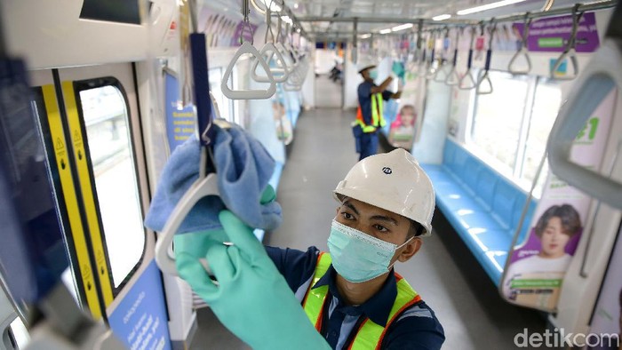 Demi mencegah menyebarnya virus corona, petugas melakukan disinfeksi menyeluruh di dalam ratangga MRT Jakarta di Lebak Bulus, Jakarta.