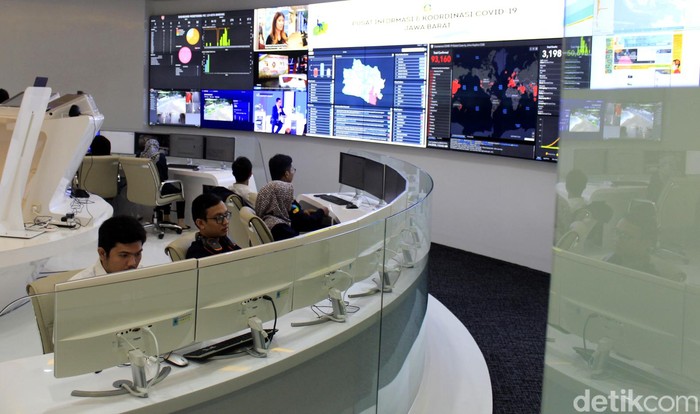 Command Center Jabar difungsikan sebagai Jabar Covid-19 Crisis Center atau Pusat Informasi dan Koordinasi Covid-19 Jabar (Pikobar). Yuk, intip!
