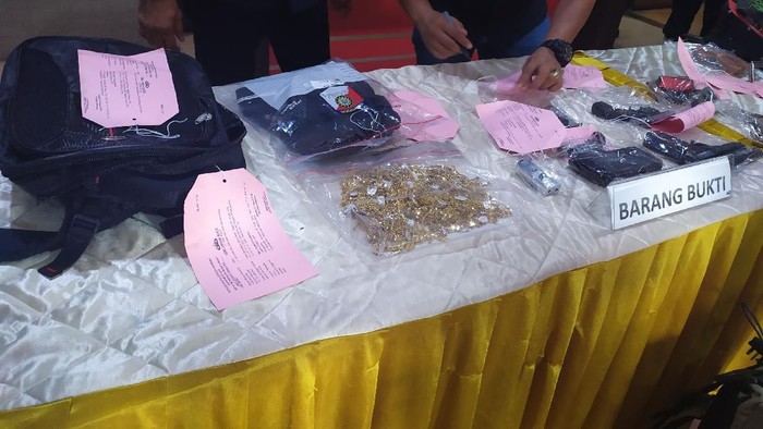 Barang bukti perampokan toko emas di Tamansari Jakbar. (Foto: Luqman/detikcom)