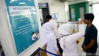 Berdasarkan informasi yang ditampilkan di salah satu papan informasi yang berada di dekat lokasi pemeriksaan suhu tubuh tersebut, calon penumpang MRT yang memiliki suhu tubuh melebihi 38 derajat celsius dimohon utnuk meninggalkan area MRT Jakarta dan segera memeriksakan diri ke layanan kesehatan.