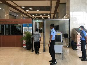 Masuk Balai Kota DKI Dicek Suhu Tubuh, Bagaimana di DPR?