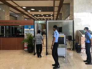 Masuk Balai Kota DKI Dicek Suhu Tubuh, Bagaimana di DPR?