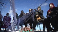 Salah satu kegiatan yang kerap dilakukan para wanita di desa itu adalah memperbaiki jaring dan membersihkan perahu. Kegiatan itu dilakukan oleh mereka tanpa mendapat bayaran. Tak sedikit wanita di Desa Belyounech yang mulai tertarik untuk mencari tambahan biaya hidup dengan menjadi nelayan.