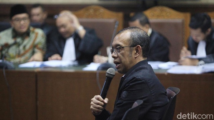 Terdakwa dugaan suap dana hibah KONI, Imam Nahrawi kembali jalani sidang lanjutan di Pengadilan Tipikor. Disana Imam terlihat mengenakan masker.
