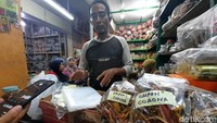 Purwoto menjelaskan, empon-empon corona racikannya itu terdiri dari jahe, serai, kunir, temulawak, kayu manis, dan secang. Ramuan ini berkhasiat menjaga kehangatan tubuh sehingga imun terjaga dan mencegah masuknya penyakit termasuk corona.