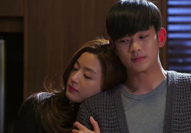 Kim Soo Hyun sering berhadapan dengan cegil kaya raya dalam project yang dibintanginya. Sampai-sampai diduga memilih karakter penakluk cegil secara spesifik. Seperti Jun Ji Hyun di My Love from the Star, Seo Ye Ji di It’s Okay to Not Be Okay, dan Kim Ji Won di Queen of Tears. Foto: IMDb