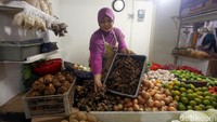 Jahe merah yang disebut berkhasiat meningkatkan kekebalan tubuh dan menangkal corona pun ramai diburu oleh pembeli.