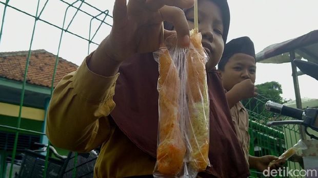 Menu Papeda Jajanan Ibu Nyentrik Berseragam SD yang Menggelitik