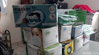 Dari pelaku Ari, polisi mengamankan 8 boks dan dua plastik masker beragam merek. Selain itu, polisi juga mengamankan buku tabungan atas nama Ari Kurniawan, nota transaksi penjualan masker, slip transfer pembelian masker dan handphone.
