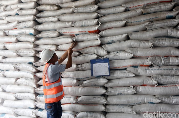 Menteri BUMN Erick Thohir memeriksa pasokan beras di Gudang Bulog, Kelapa Gading. Pemeriksaan itu dilakukan guna memastikan pasokan beras aman menjelang lebaran.