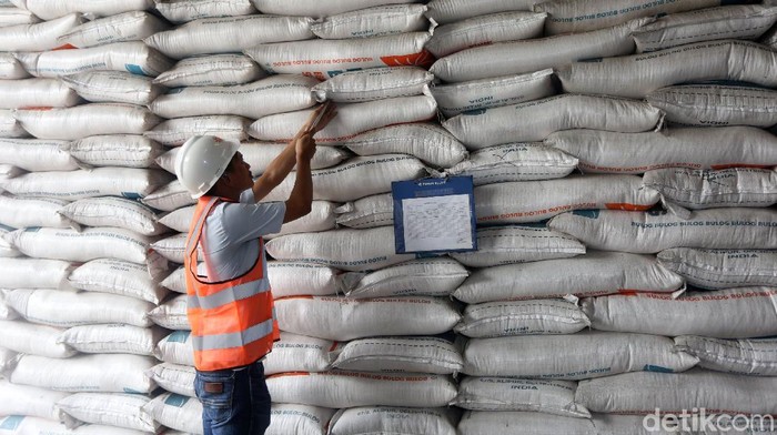 Menteri BUMN Erick Thohir memeriksa pasokan beras di Gudang Bulog, Kelapa Gading. Pemeriksaan itu dilakukan guna memastikan pasokan beras aman menjelang lebaran.
