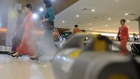 Awak kabin berjalan di dekat alat penyemprot cairan disinfektan otomatis yang dipasang petugas Kantor Kesehatan Pelabuhan (KKP) Kelas I Denpasar di kawasan Terminal Domestik Bandara Internasional I Gusti Ngurah Rai, Bali, Selasa (3/3/2020).