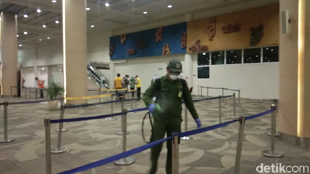 Cegah Wabah Corona, Bandara Ngurah Rai Disemprot Disinfektan
