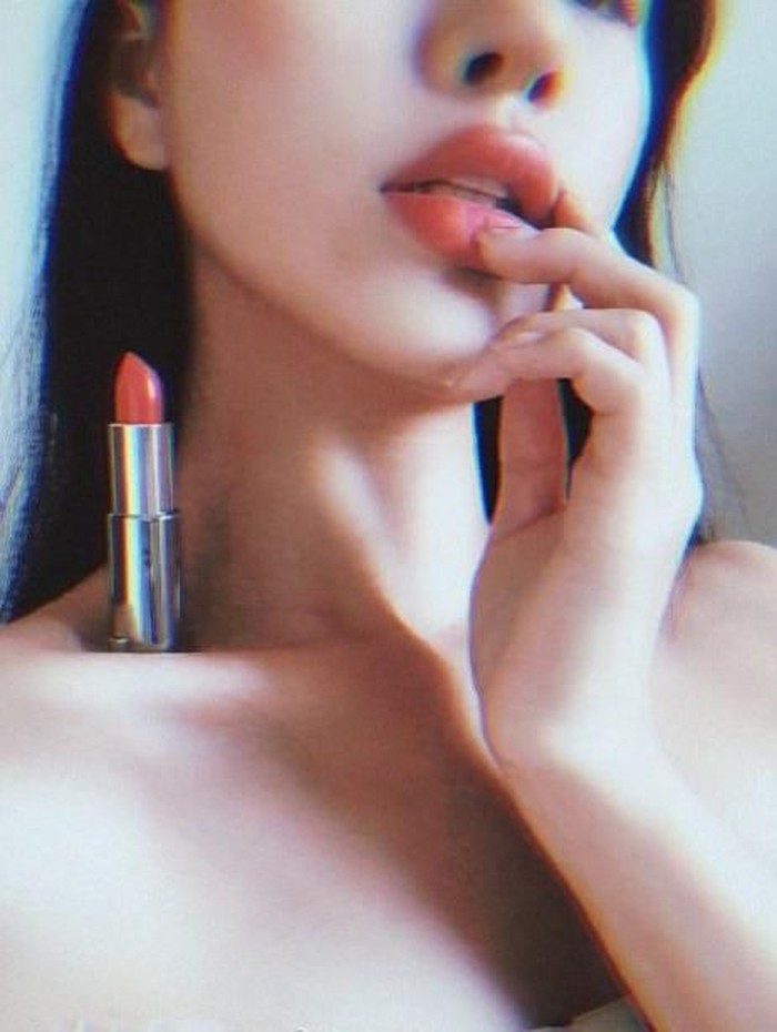 tantangan lipstik di tulang selangka