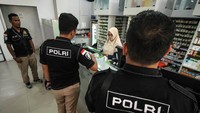 Kepolisian Polda Aceh melakukan razia mendadak ke sejumlah apotek untuk mengecek stok masker dan hand sanitizer yang mulai sulit dicari, sekaligus upaya antisipasi penimbunan masker dan penggelembungan harga pasca pengumuman korban terjangkit virus corona di Indonesia.
