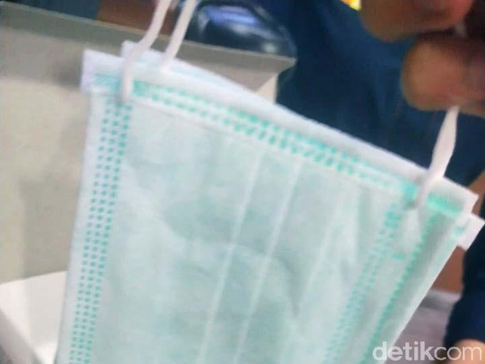 Apotek Kimia Farma membatasi penjualan masker sebanyak dua masker per orang. Harga per masker pun dibandrol Rp 2.000 per masker.