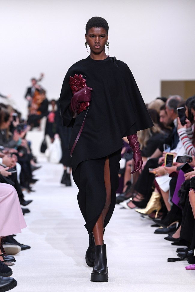 Valentino menyuguhkan koleksi busana yang didominasi warna hitam di Paris Fashion Week 2020, Paris, Prancis, Minggu [01/03/2020]. Photo by Pascal Le Segretain/Getty Images.