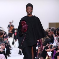Valentino menyuguhkan koleksi busana yang didominasi warna hitam di Paris Fashion Week 2020, Paris, Prancis, Minggu [01/03/2020]. Photo by Pascal Le Segretain/Getty Images.