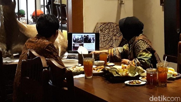 Gibran Rakabuming Raka bertemu dengan Wali Kota Surabaya Tri Rismaharini. Pertemuan itu berlangsung di sebuah rumah makan di Solo.