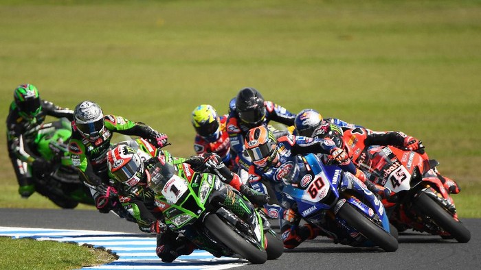 PHILLIP ISLAND, AUSTRALIA - MARCH 01: Jonathan Rea of Great Britain riding the #1 Kawasaki Racing Team WorldSBK Kawasaki competes in Race 2 of round One during the 2020 Superbike World Championship at Phillip Island Grand Prix Circuit on March 01, 2020 in Phillip Island, Australia. (Photo by Quinn Rooney/Getty Images)