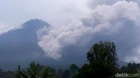 Masyarakat dihimbau untuk tidak melakukan aktifitas didalam radius satu kilometer dan wilayah sejauh empat kilometer di sektor lereng selatan–tenggara kawah aktif yang merupakan kawah aktif gunung semeru sebagai jalur luncuran awan panas.