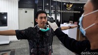 Pemeriksaan suhu tubuh itu dilakukan dengan menggunakan thermal gun.