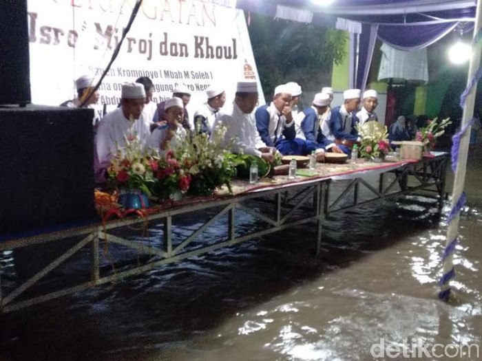 Banjir tidak menyurutkan semangat warga Desa Manaruwi, Kecamatan Bangil, Kabupaten Pasuruan untuk memperingati Isra Miraj Nabi Muhammad SAW. Namun acara terpaksa digelar di tengah kepungan banjir.