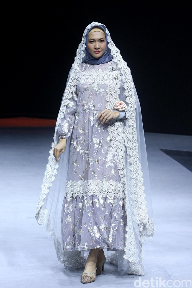 Fashion show Barli Asmara menampilkan koleksi terbaru bertajuk Neelakurinji di Muslim Fashion Festival 2020, Jakarta Convention Center, Jakarta, Sabtu [22/2/2020]. Foto: Mohammad Abduh/Wolipop.