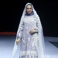 Fashion show Barli Asmara menampilkan koleksi terbaru bertajuk Neelakurinji di Muslim Fashion Festival 2020, Jakarta Convention Center, Jakarta, Sabtu [22/2/2020]. Foto: Mohammad Abduh/Wolipop.
