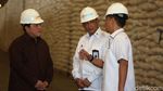 Senyum Erick Thohir Saat Cek Pasokan Beras Bulog di Kelapa Gading