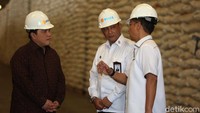 Kedatangan Erick ke Gudang Bulog disambut Direktur Utama Perum Bulog Budi Waseso (Buwas).