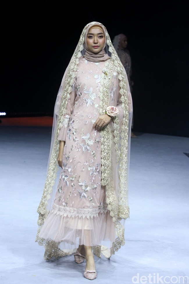 Fashion show Barli Asmara menampilkan koleksi terbaru bertajuk Neelakurinji di Muslim Fashion Festival 2020, Jakarta Convention Center, Jakarta, Sabtu [22/2/2020]. Foto: Mohammad Abduh/Wolipop.