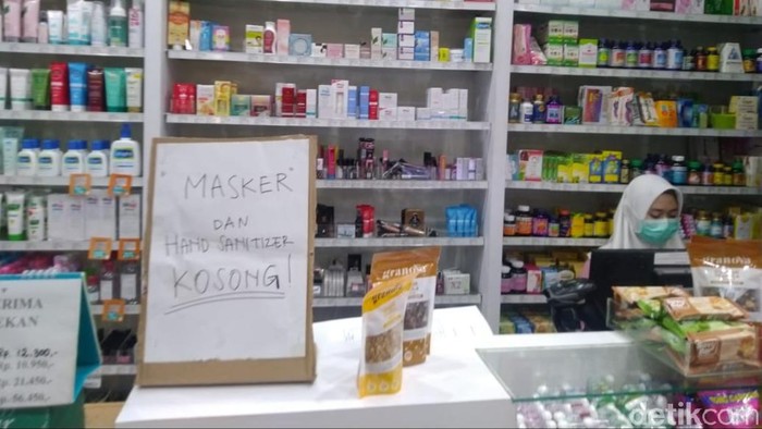 Masker hingga antiseptik mulai langka di Palembang (Raja Adil/detikcom)