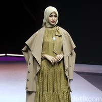 Fashion show terbaru busana muslim Ayu Dyah Andari bertajuk Oase di Muslim Fashion Festival 2020, Jakarta Convention Center, Jakarta, Sabtu [22/2/2020]. Foto: Mohammad Abduh/Wolipop.