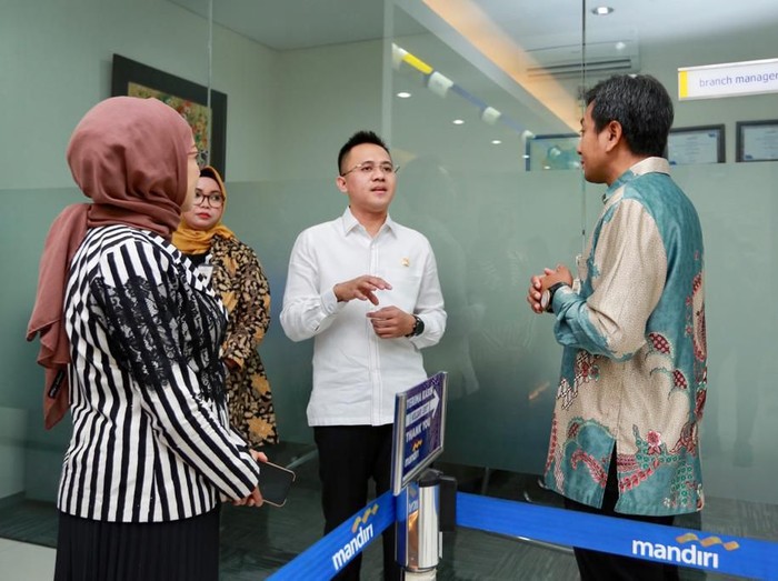 Anggota Komisi VI DPR RI yang membidangi BUMN dan UMKM, dr Mufti Anam mendorong bank-bank milik negara lebih ekspansif. Yakni dalam menyalurkan Kredit Usaha Rakyat (KUR).
