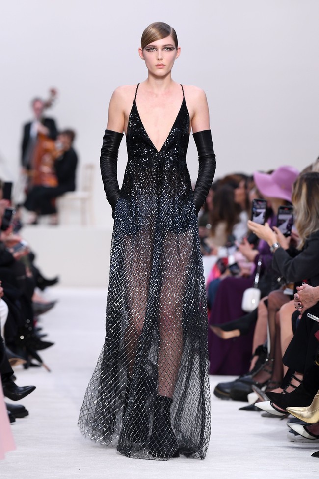 Valentino menyuguhkan koleksi busana yang didominasi warna hitam di Paris Fashion Week 2020, Paris, Prancis, Minggu [01/03/2020]. Photo by Pascal Le Segretain/Getty Images.