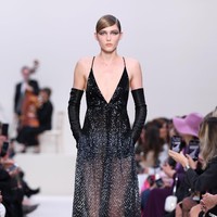 Valentino menyuguhkan koleksi busana yang didominasi warna hitam di Paris Fashion Week 2020, Paris, Prancis, Minggu [01/03/2020]. Photo by Pascal Le Segretain/Getty Images.