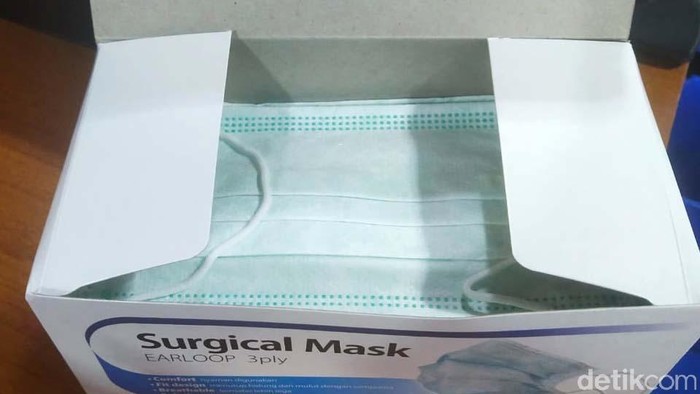 Apotek Kimia Farma membatasi penjualan masker sebanyak dua masker per orang. Harga per masker pun dibandrol Rp 2.000 per masker.
