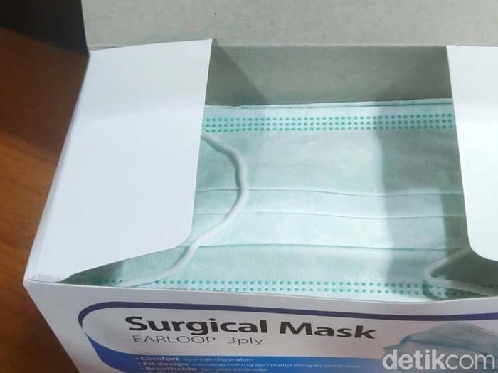 Apotek Kimia Farma membatasi penjualan masker sebanyak dua masker per orang. Harga per masker pun dibandrol Rp 2.000 per masker.