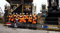 Perjalanan itu turut dikawal kepolisian dan TNI setempat. Perjalanan menghabiskan waktu 1 jam.