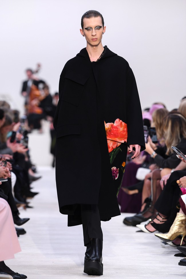 Valentino menyuguhkan koleksi busana yang didominasi warna hitam di Paris Fashion Week 2020, Paris, Prancis, Minggu [01/03/2020]. Photo by Pascal Le Segretain/Getty Images.