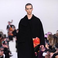 Valentino menyuguhkan koleksi busana yang didominasi warna hitam di Paris Fashion Week 2020, Paris, Prancis, Minggu [01/03/2020]. Photo by Pascal Le Segretain/Getty Images.