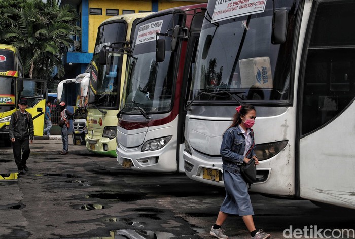 Sejumlah warga hilir mudik di kawasan Terminal Bus Tanjung Priok, Jakarta. Aktivitas di terminal tersebut tampak masih berjalan normal.