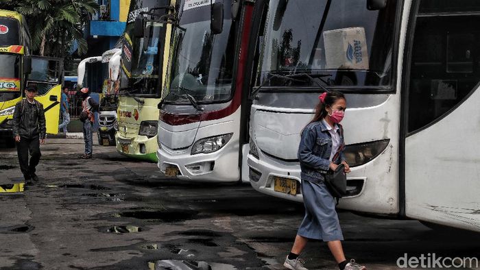 Suasana di Terminal Bus Tanjung Priok Sejumlah warga hilir mudik di kawasan Terminal Bus Tanjung Priok, Jakarta. Aktivitas di terminal tersebut tampak masih berjalan normal.