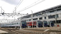 Waktu operasi MRT yang semula dimulai dari pukul 05.00 WIB-24.00 WIB dipangkas hanya sampai pukul 06.00 WIB-18.00 WIB. Headway keberangkatan antarkereta berubah dari setiap 5-10 menit menjadi 20 menit. (Grandyos Zafna/detikcom)