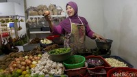 Harga bawang bombay di Pasar Rumput bahkan naik hingga Rp 160 ribu per kilogram dari harga awal hanya Rp 15 ribu. Sementara harga temulawak naik menjadi Rp 50 ribu per kilogram dari semula hanya Rp 15 ribu.