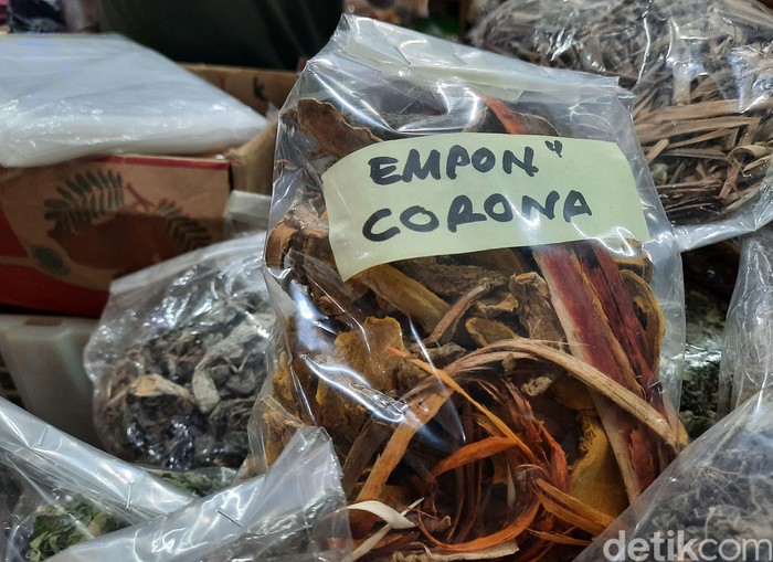 Seorang penjual jamu di Pasar Beringharjo membuat racikan jamu yang diberi nama empon-empon corona. Satu bungkus empon-empon corona itu dijual seharga Rp 10 ribu