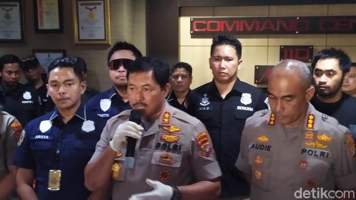 Kapolda Metro Jaya Irjen Nana Sudjana dalam konferensi pers pengungkapan kasus perampoka toko emas di Tamansari.