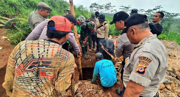 Petugas Gabungan Tutup Lubang Tambang Emas Ilegal di Sukabumi Petugas gabungan menutup belasan lubang galian emas ilegal di Kabupaten Sukabumi. Polisi juga turut amankan 8 orang yang diduga terlibat aktivitas tersebut.